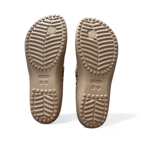 Crocs Women’s Leopard Print Flip Flop Sandals Size 8 Comfort Casual Beach - Picture 3 of 3